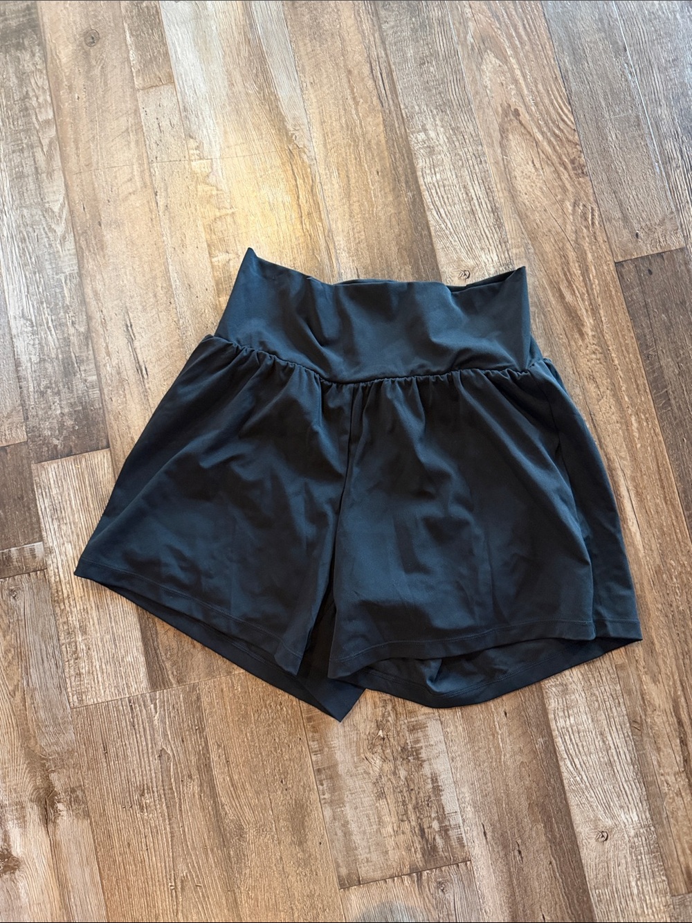 NWOT. HALARA Black High-Waist  Shorts Sz lg back pocket and pocket inner shorts